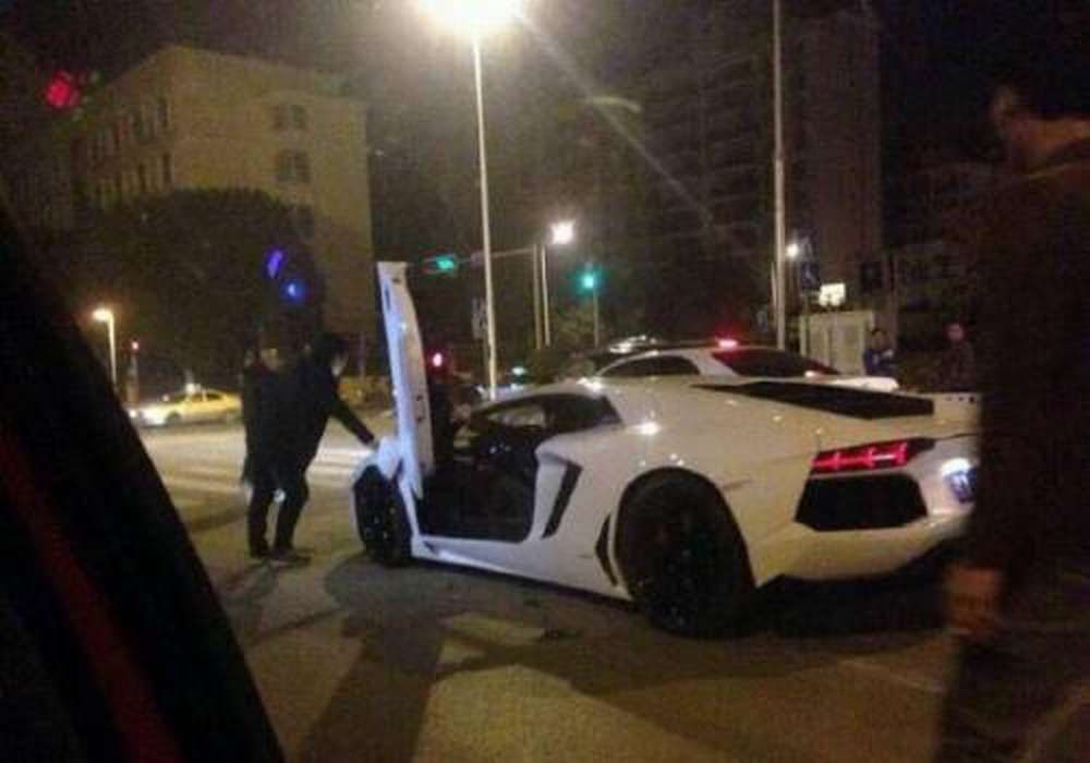Lamborghini залетел под Mercedes GLK в Китае