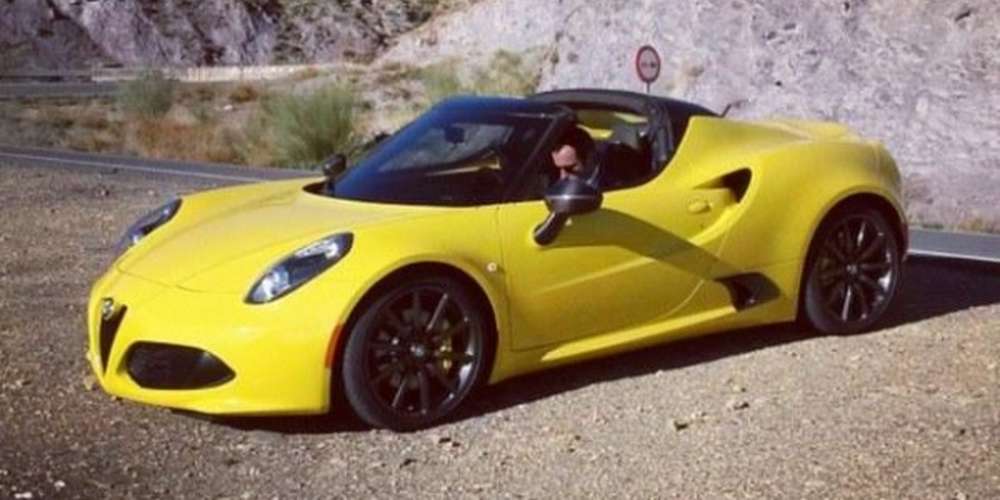 Получены фотографии серийного родстера Alfa Romeo 4C без камуфляжа