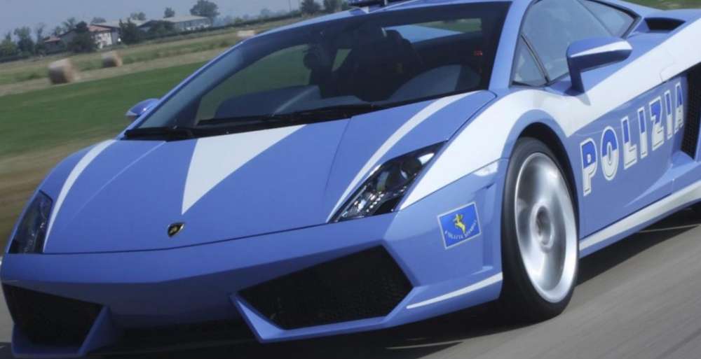 Полицейский Lamborghini был сокрушен после встречи с джипом