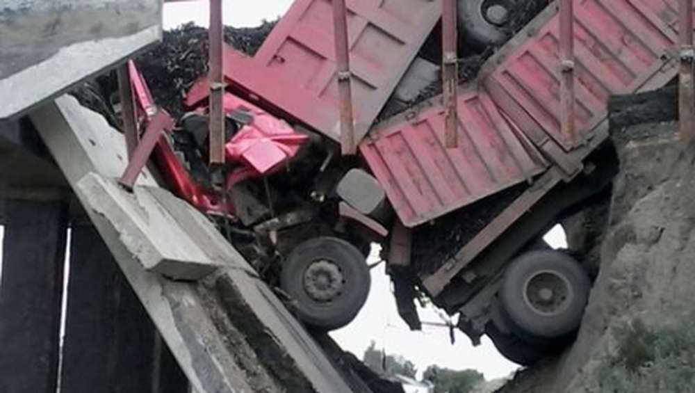 В ВКО проводят досудебное расследование по факту падения грузовика с моста