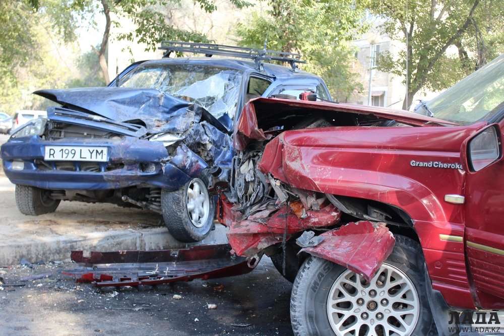 В Актау перекрыли улицу из-за столкновения двух внедорожников