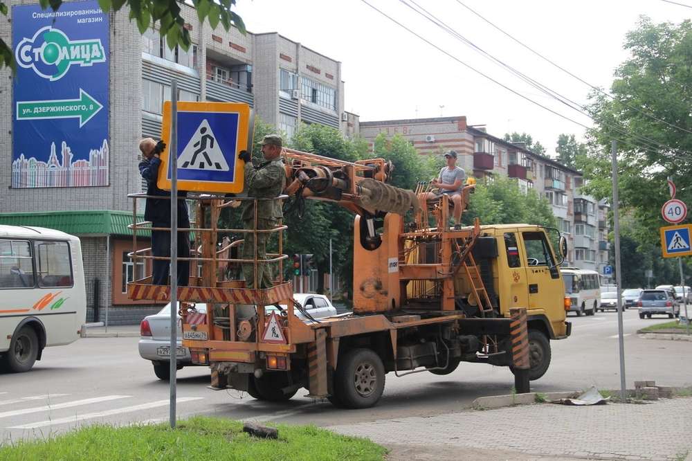 В Биробиджане обновляют дорожные знаки и разметку