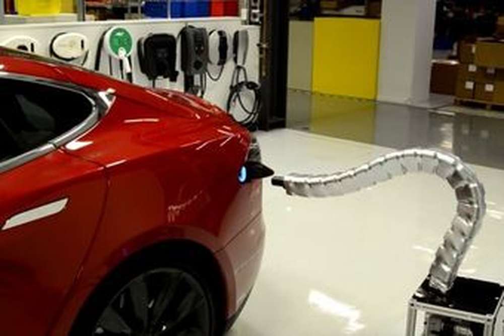 Компания Tesla представила зарядную станцию, которая самостоятельно подключается к автомобилю