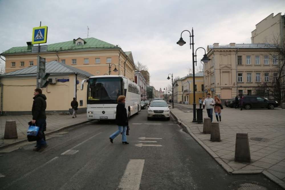Дорожные знаки планируют устанавливать в центре Москвы на фасадах зданий