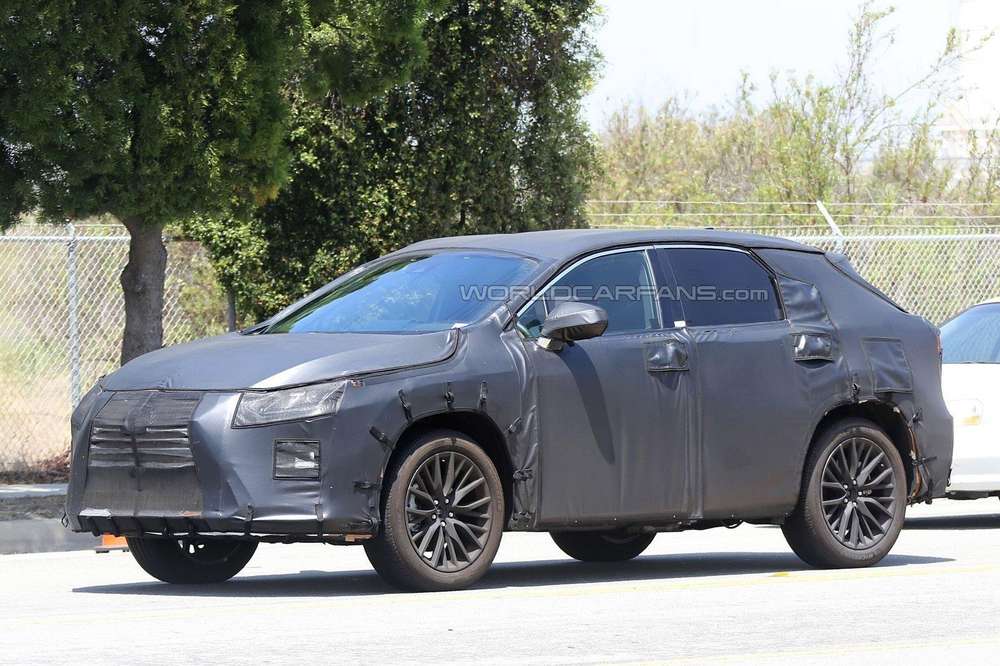 Lexus вывел на тесты свой первый семиместный кроссовер