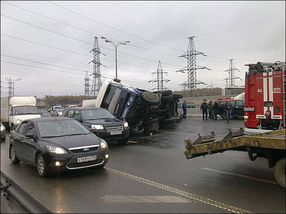 Автомобиль гаи попал под грузовик на мкад