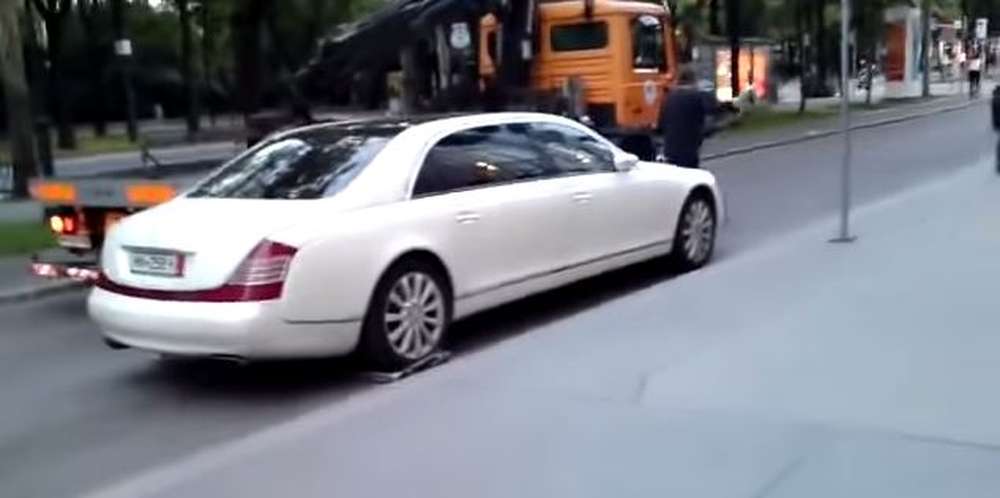 Эвакуатор не справился с многотонным лимузином Maybach