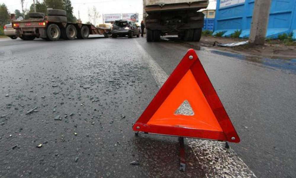 В Туве перевернулась фура с людьми в кузове, семеро пострадали