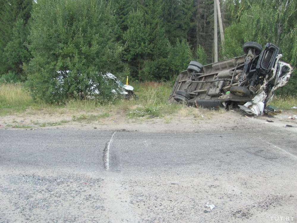 В Минском районе столкнулись два встречных микроавтобуса: один из водителей серьезно пострадал