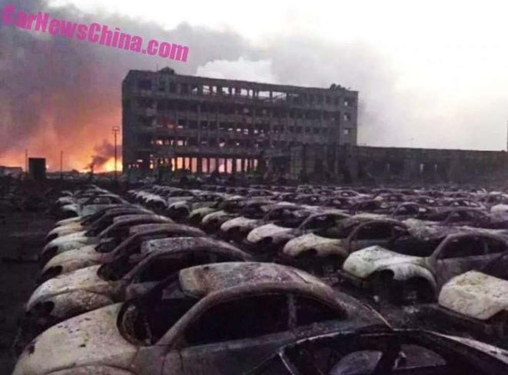 Более 10 тысяч авто сгорели в результате взрыва в Тяньцзине