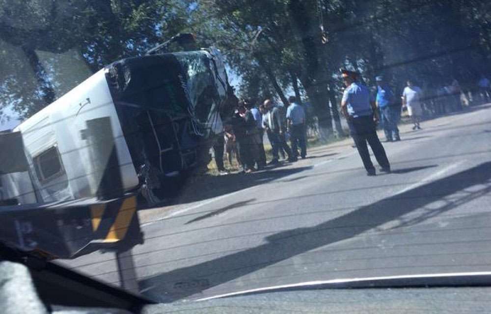 Междугородний автобус перевернулся на трассе в Алматинской области