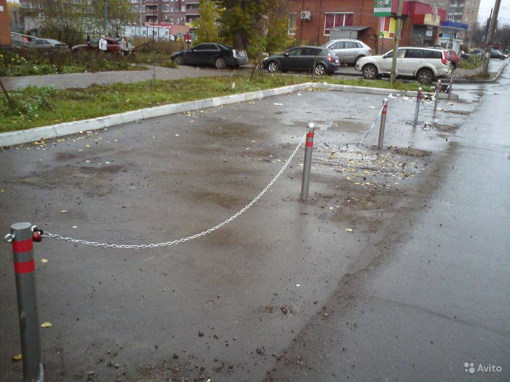 В Москве спилят антипарковочные столбики