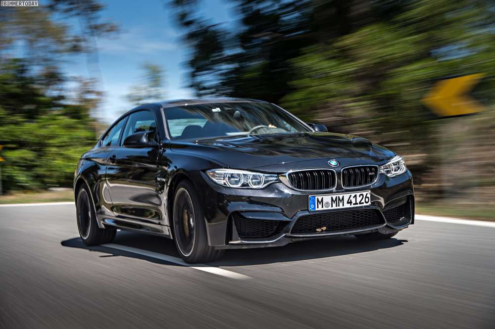 Рекламу кабриолета BMW M4 назвали опасной для водителей
