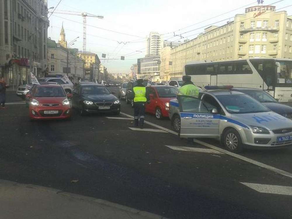 Автопробег против платных парковок остановила полиция