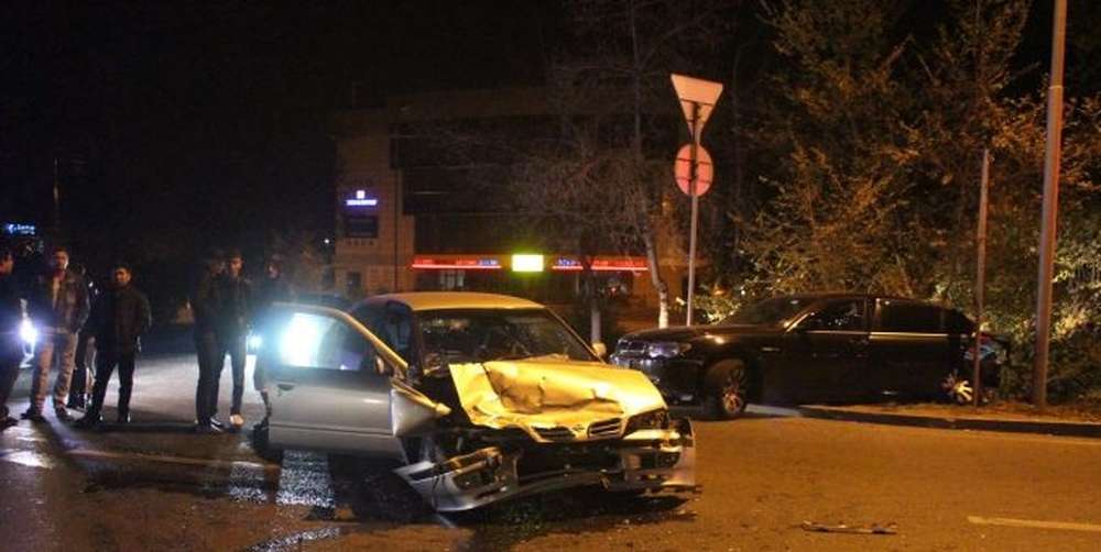 В Алматы водитель Nissan врезался в BMW, который пропускал пешехода