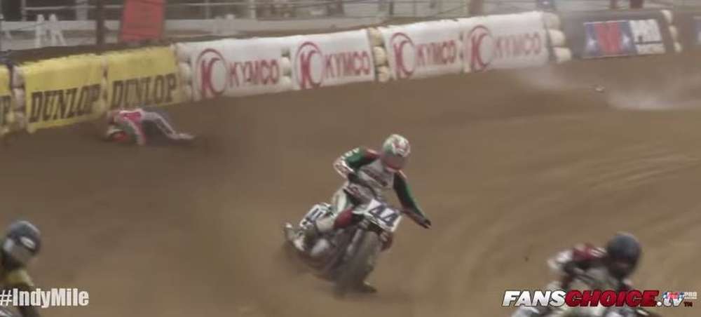 Чемпионат AMA Pro Flat Track: Шон Баер в повороте зацепил отбойник