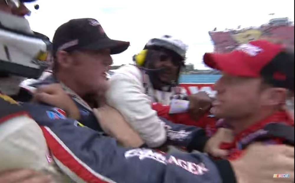 NASCAR: потасовка после финиша
