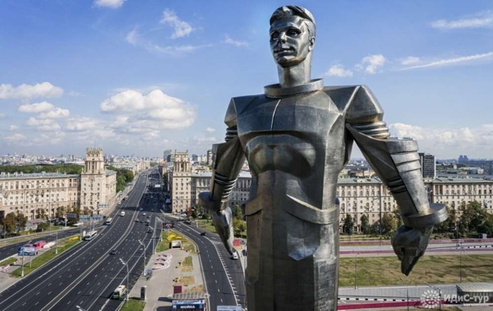 Автобус и маршрутка столкнулись на Ленинском проспекте в Москве