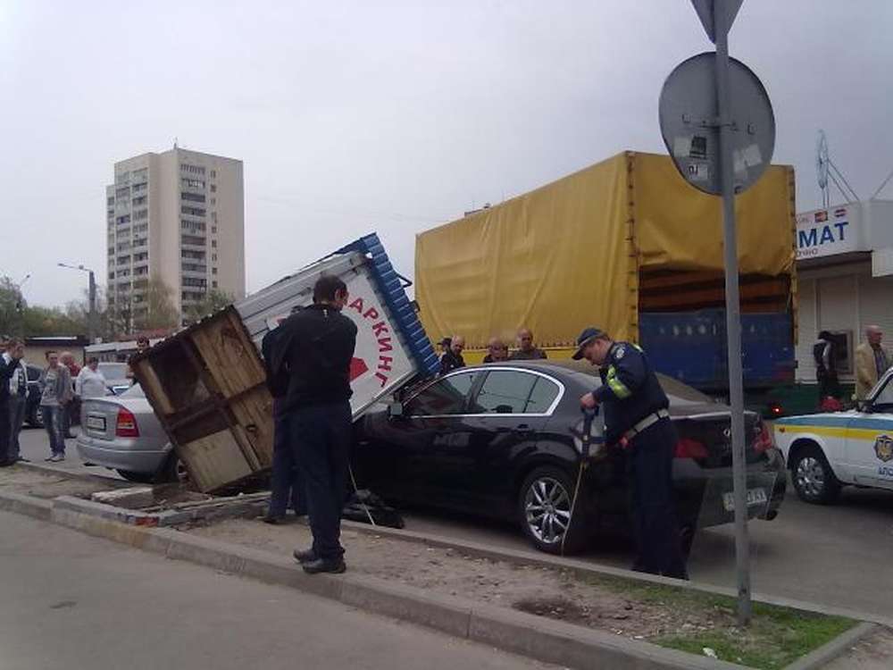 В ровенской области Infiniti врезался в грузовик - погибли два человека