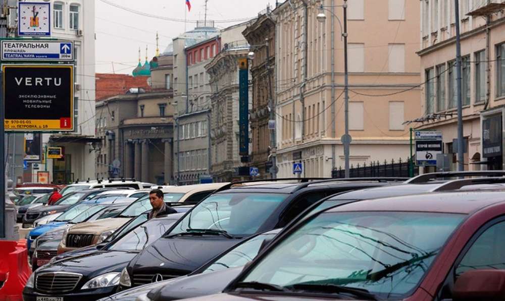 В Москве запретят парковаться на узких тротуарах Садового кольца
