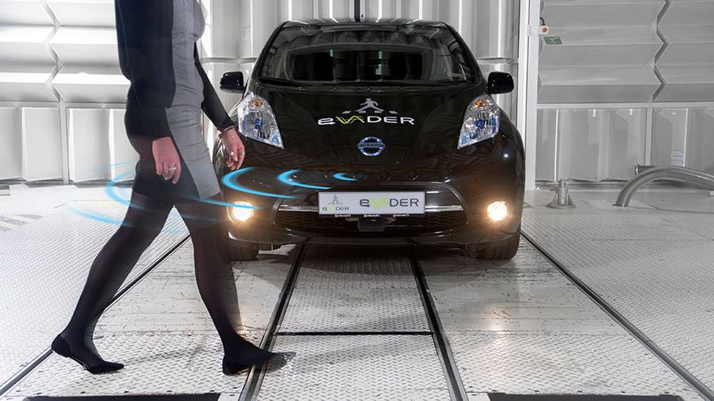 Nissan научился предупреждать пешеходов о приближении электрокар