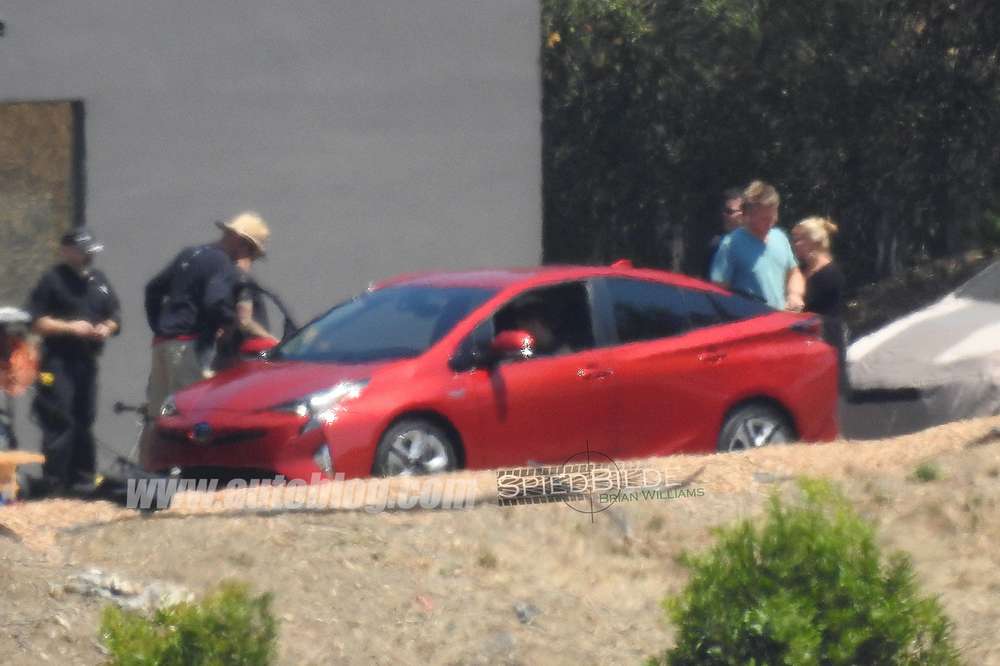 Toyota Prius следующего поколения сфотографировали без камуфляжа