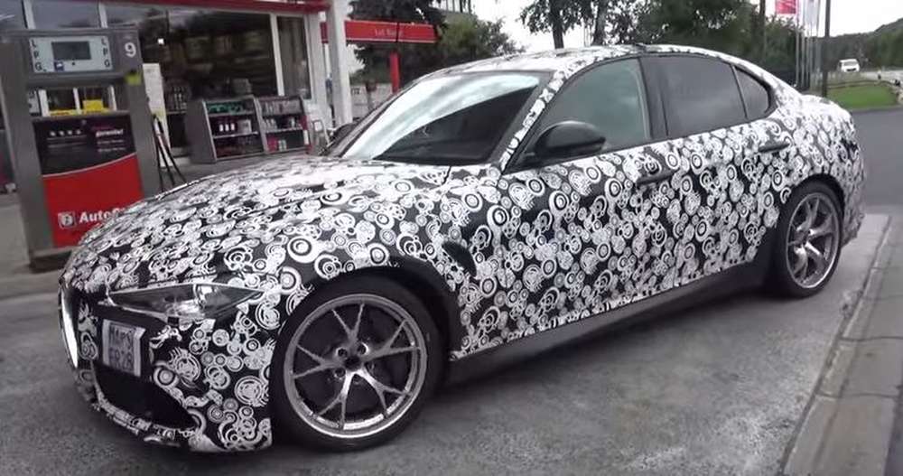 Седан Alfa Romeo Giulia QV сфотографировали на заправке