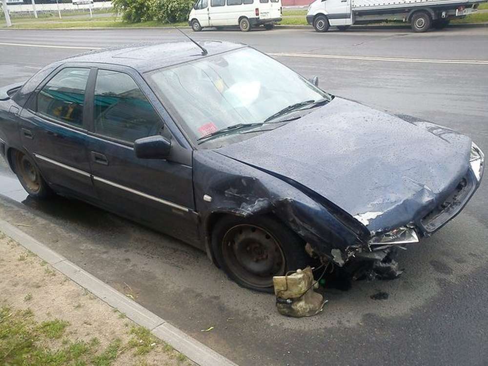 В Минске Citroen без водителя врезался в рейсовый автобус и Audi