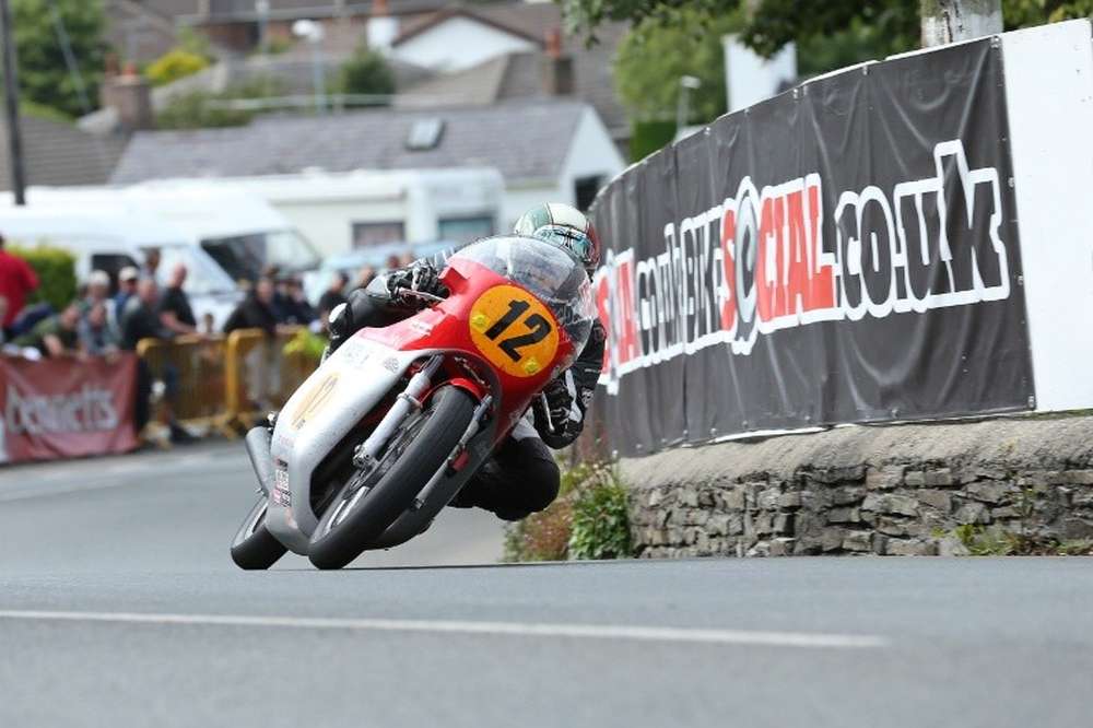 Дин Харрисон выиграл гонку Bennetts 500cc Classic TT 2015