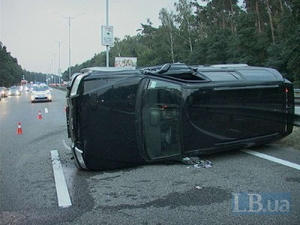 ​Под Киевом на автомагистрали перевернувшийся внедорожник снес отбойник
