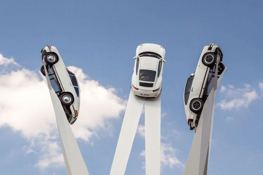 В Германии построили 24-метровую скульптуру Porsche