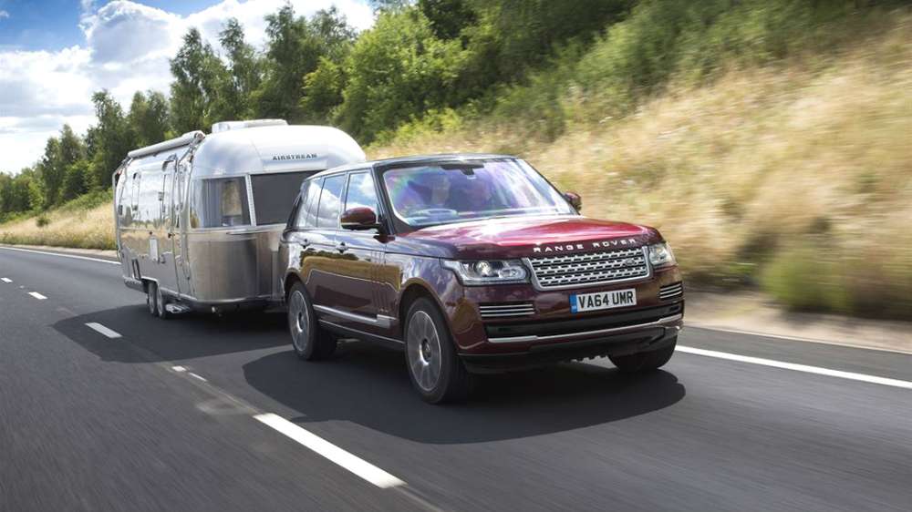 Компания Land Rover представила уникальный «прозрачный» трейлер