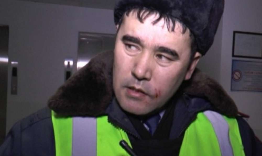 Трое мужчин избили дорожного полицейского в Алматы