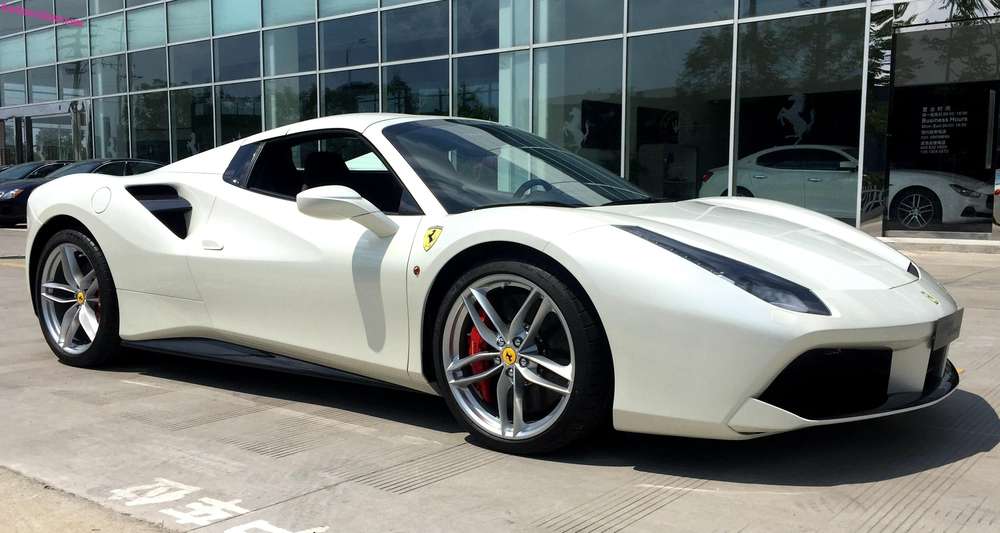 Внешность итальянского суперкара Ferrari 488 Spider перестала быть секретом