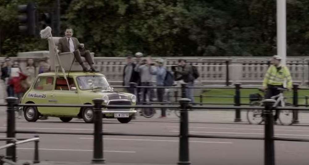 Мистер Бин проехался по столице Великобритании в кресле на крыше жёлтого Mini