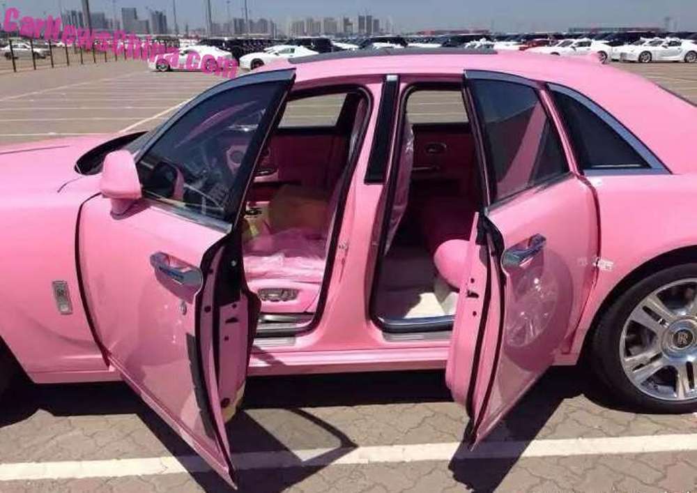 Седан Rolls-Royce Ghost окрасили в розовый цвет