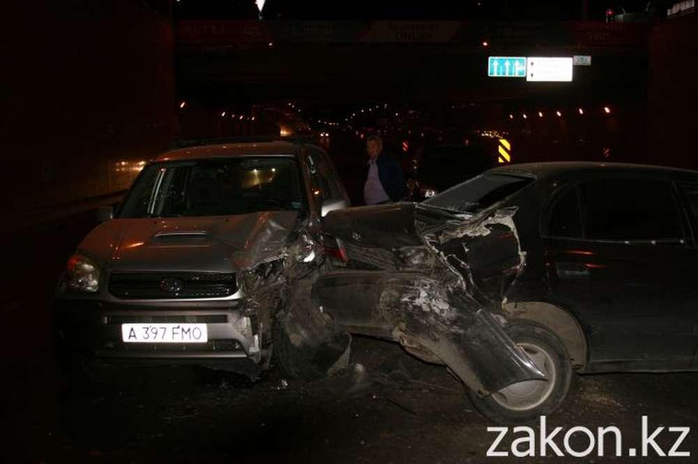 В Алматы водитель Тойоты врезался в сломанный автомобиль