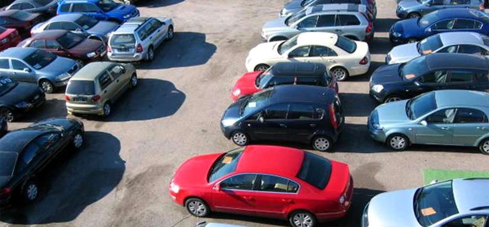 перекупщик машин. самые продаваемые автомобили на вторичном рынке. автомобильный рынок. новые авто. остановили продажу машин.