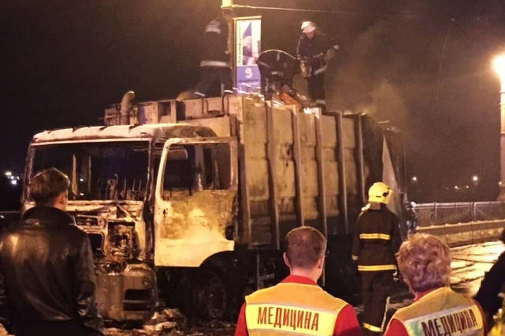 Сгоревший мусоровоз парализовал движение на мосту Патона