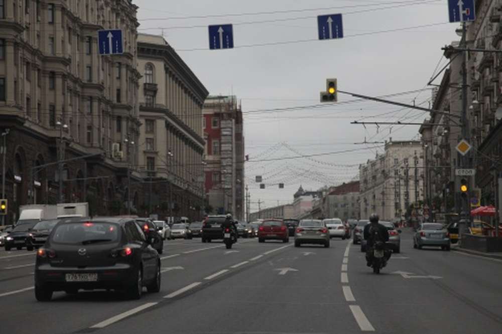 Ул москвы транспорт. Тверская улица транспорт. Москва общественная ситуация. Трудное движения в Москве. Фото движения транспорта по улицам города в России.