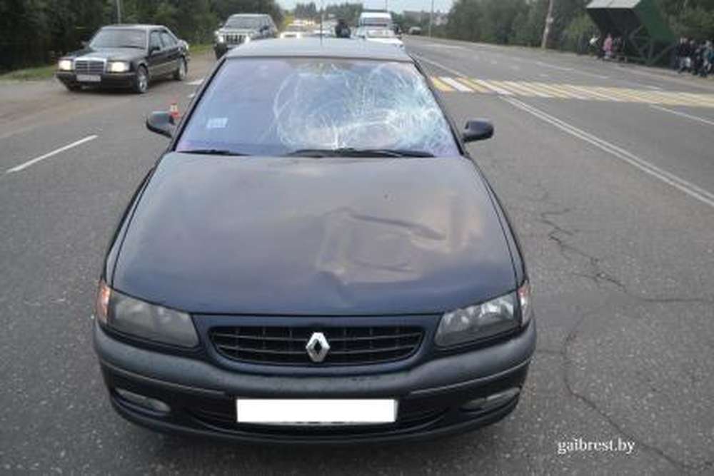 В Бресте водитель Renault сбил на переходе семейную пару