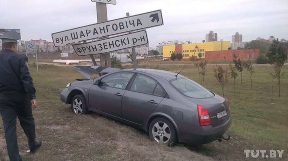 На МКАД водитель Nissan снес знак и врезался в столб