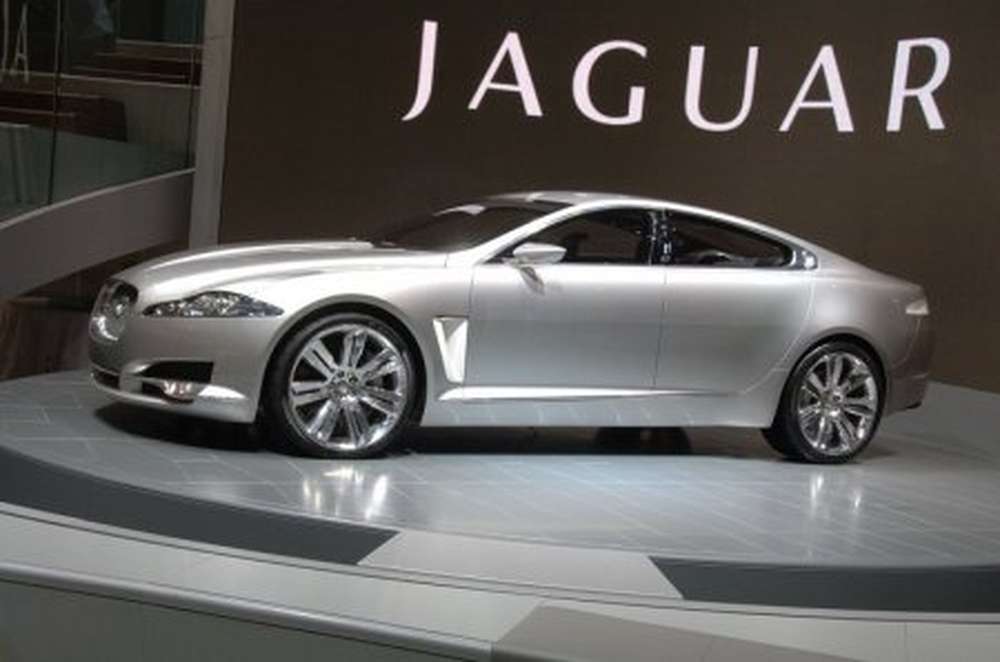 Модернизированный Jaguar XF покажется в Нью-Йорке