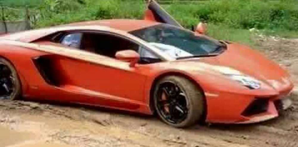 Бывает и такое: суперкар Lamborghini в грязи на проселочной дороге