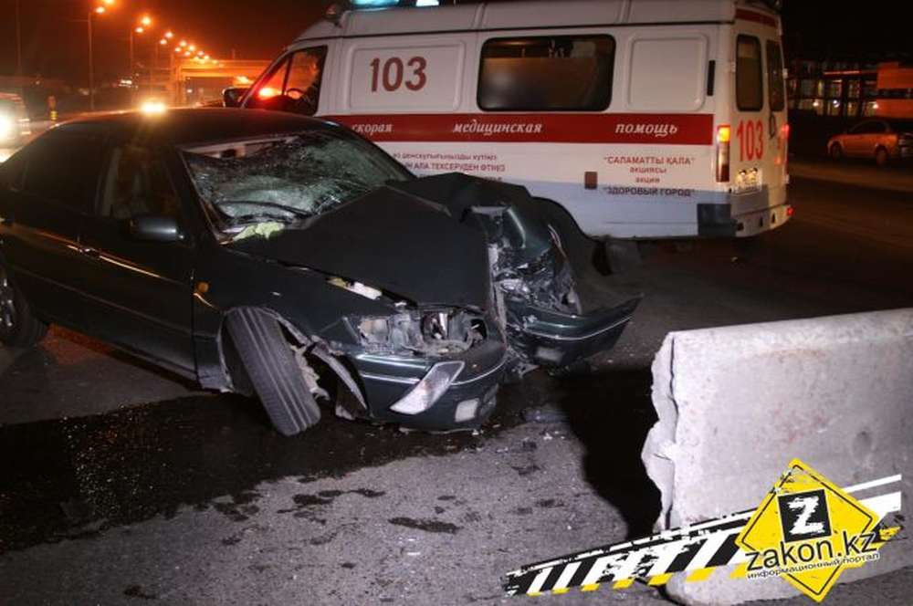 В Алматы водитель Toyota с маленьким пассажиром сзади разнес бетонный разделитель
