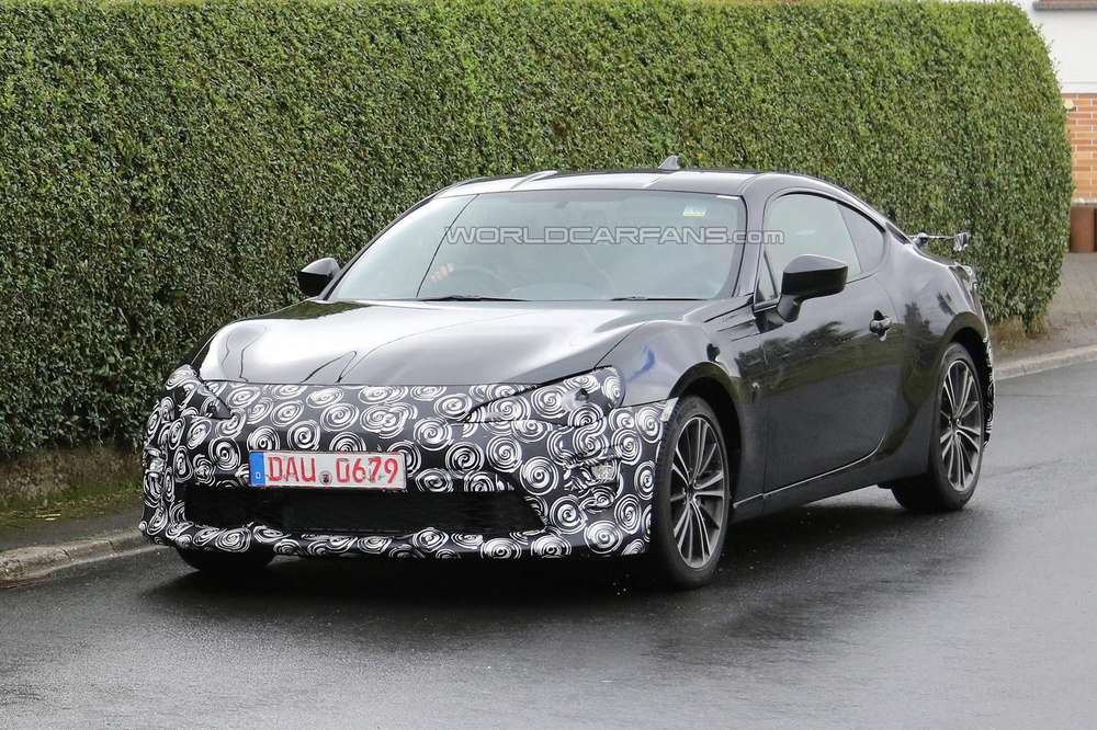 Обновленная версия спорткара Toyota GT 86 продолжает испытания