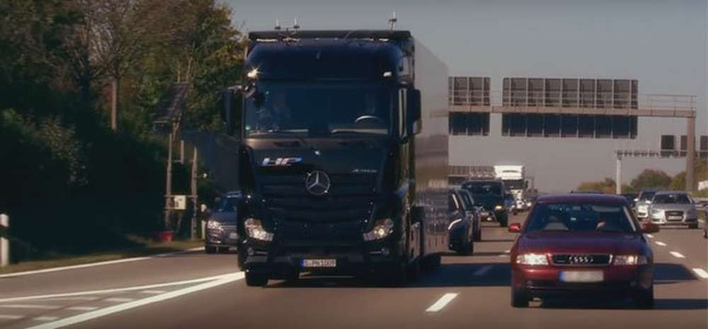 Mercedes испытал беспилотный грузовик на дорогах общего пользования