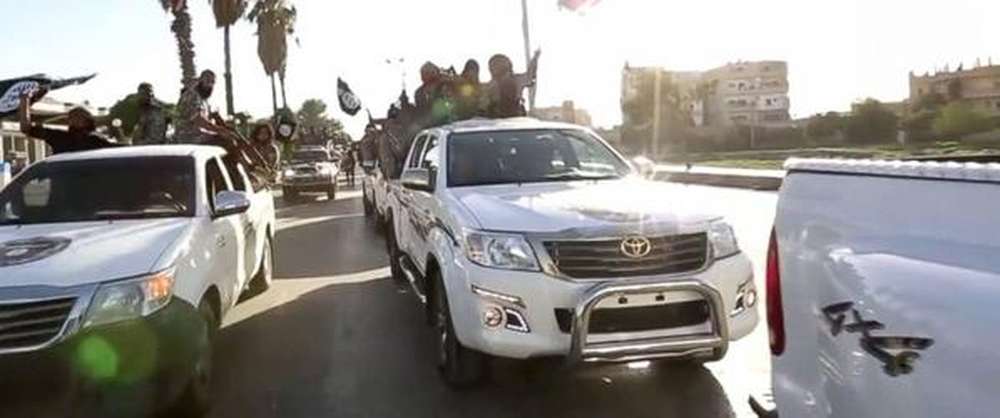 Чиновники США выясняют, откуда у боевиков ИГ так много джипов Toyota