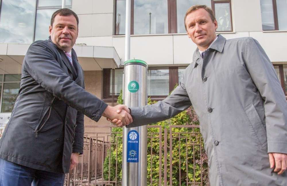 Первая зарядная станция для электрокаров появилась в центре Москвы