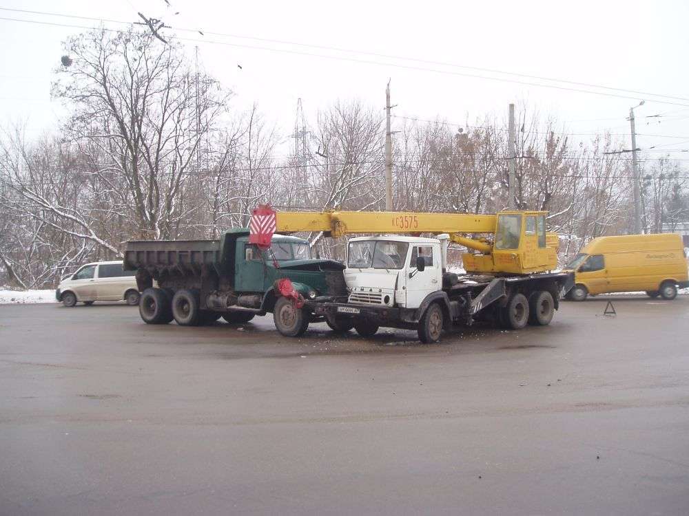 Столкновение на перекрестке самосвалов